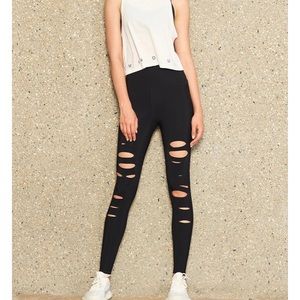 ALO YOGA HIGH-WAIST RIPPED WARRIOR LEGGING